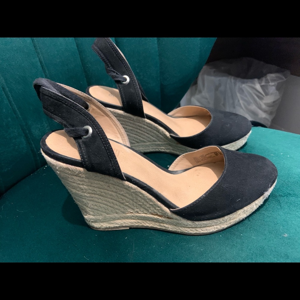 Shoes - Picture 3 of 4